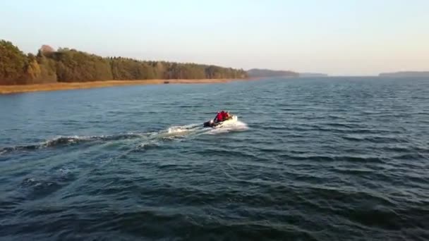 Guidare con barca in pvc sulle isole aland. Video di droni nelle giornate ventose. Motoscafo in PVC con pescatore a bordo . — Video Stock