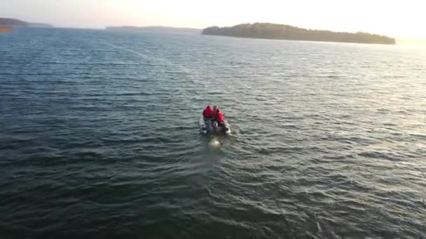 Condução com barco de pvc em em e ilhas. Vídeo de drone em dia ventoso. Motor de PVC com pescador a bordo . — Vídeo de Stock