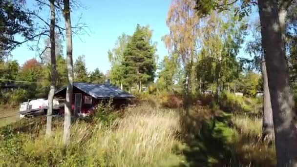 Vieux chalet en bois dans la forêt, Drone vidéo en scandinavie . — Video