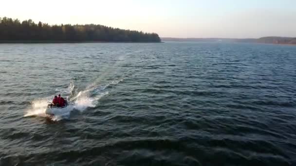 Conducir con el barco del pvc encendido en las islas de aland. Drone video en día ventoso. Pvc lancha con pescador a bordo . — Vídeos de Stock
