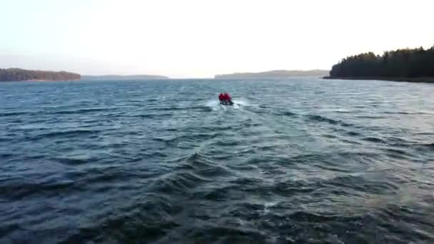 Conducir con el barco del pvc encendido en las islas de aland. Drone video en día ventoso. Pvc lancha con pescador a bordo . — Vídeo de stock