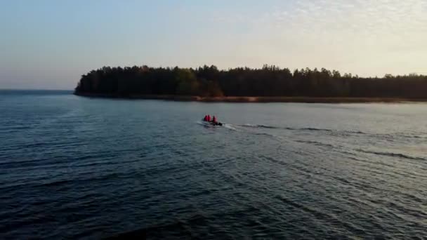 Conduite en bateau pvc sur les îles et les îles. Drone vidéo par temps venteux. Bateau à moteur en PVC avec pêcheur à bord . — Video