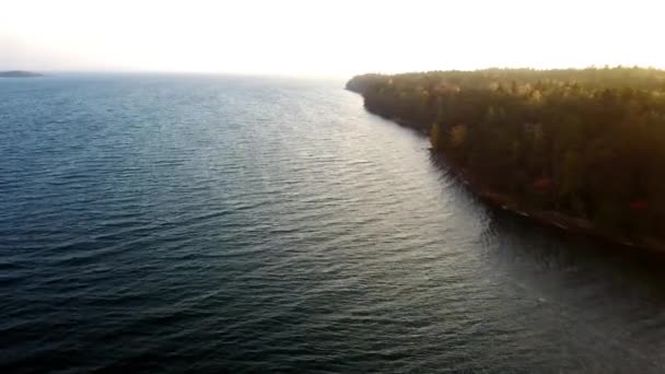 Conducir con el barco del pvc encendido en las islas de aland. Drone video en día ventoso. Pvc lancha con pescador a bordo . — Vídeos de Stock