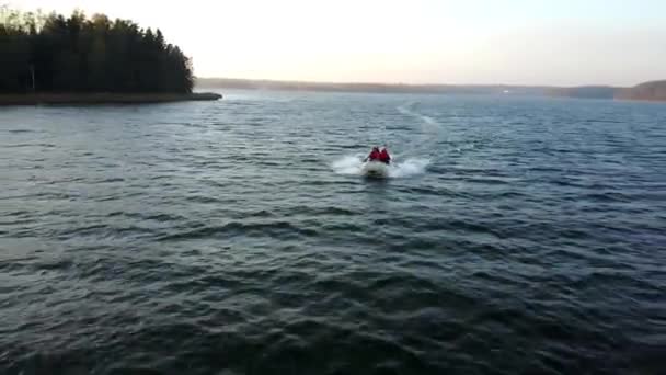 Conduite en bateau pvc sur les îles et les îles. Drone vidéo par temps venteux. Bateau à moteur en PVC avec pêcheur à bord . — Video