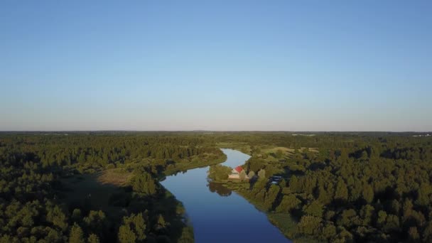 Co může být lepší, když uvidíme, jak se příroda vydělá. Estonská větší řeka čeká, až začne den. Velmi pěkný výhled a neuvěřitelná krajina — Stock video