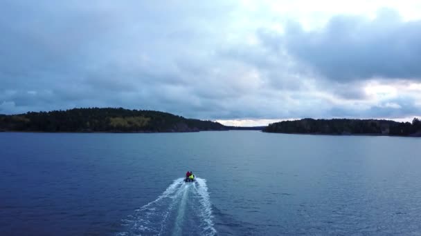 Ilhas Aland, mar azul, barco inflável de pesca, paisagem escandinava — Vídeo de Stock