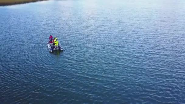 Ilhas Aland, mar azul, barco inflável de pesca, paisagem escandinava — Vídeo de Stock