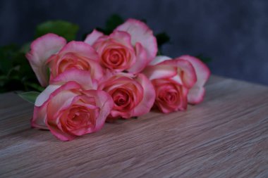 dolce vita gri arka plan ile ahşap gül