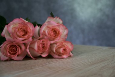 dolce vita gri arka plan ile ahşap gül