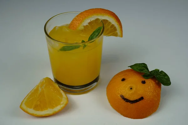 Un vaso de jugo de naranja fresco sobre una mesa blanca — Foto de Stock