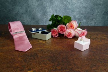 gri arka plan ile paslı masada güller