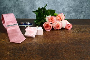 gri arka plan ile paslı masada güller