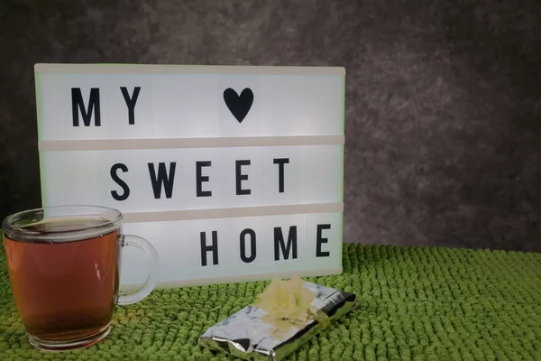 benim tatlı ev konsepti. gri arka plan üzerinde yeşil çim ve ağaç