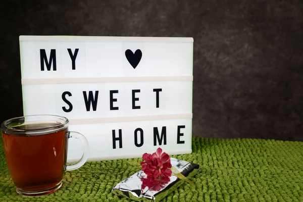 benim tatlı ev konsepti. gri arka plan üzerinde yeşil çim ve ağaç