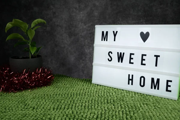 Mein Sweet Home Konzept. grünes Gras und Baum auf grauem Hintergrund — Stockfoto