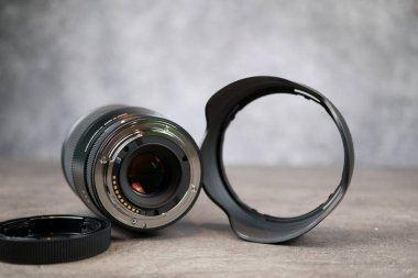 dslr kamera lensi, pürüzsüz arka planlı masada yakın çekim görünüm