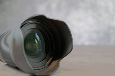 dslr kamera lensi, pürüzsüz arka planlı masada yakın çekim görünüm