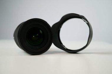 dslr kamera lensi, pürüzsüz arka planlı masada yakın çekim görünüm