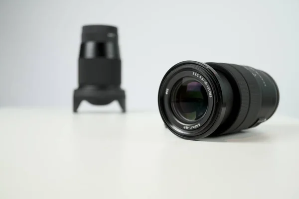 DSLR camera lens, close-up weergave op tafel met gladde achtergrond — Stockfoto