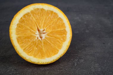 Taze dilimlenmiş portakal ve gri arka plan üzerinde