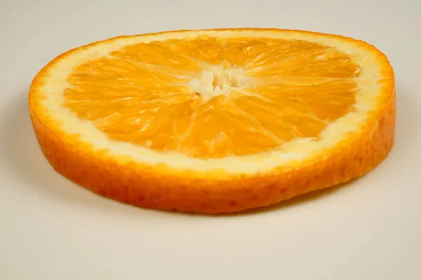 Oranges fraîches tranchées et sur fond blanc — Photo