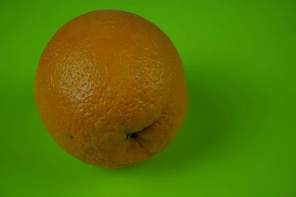 Orange isolé sur fond vert. Photo en gros plan — Photo