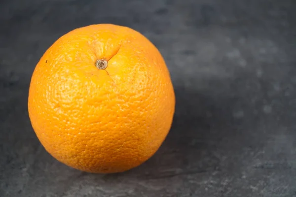 어두운 배경에 고립 된 오렌지. 클로즈업 사진 — 스톡 사진