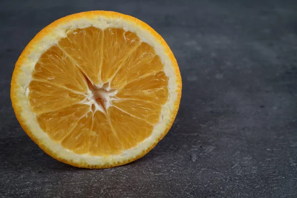 Frische Orangenscheiben und auf grauem Hintergrund — Stockfoto