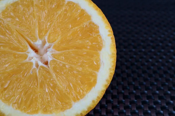 신선한 슬라이스 오렌지와 회색 배경 — 스톡 사진