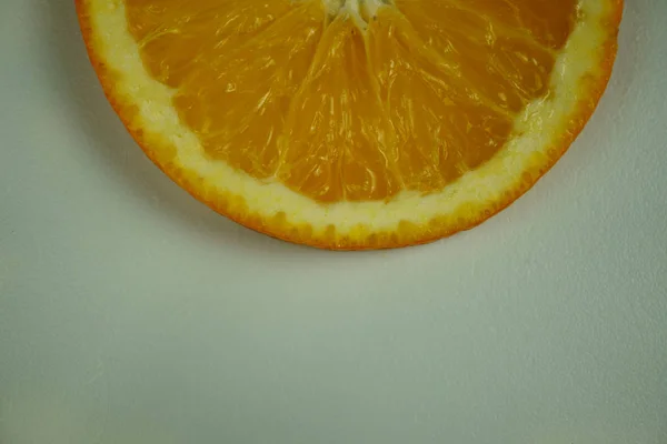 Naranjas frescas en rodajas y sobre fondo blanco — Foto de Stock