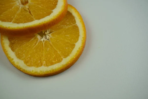 신선한 슬라이스 오렌지와 흰색 배경에 — 스톡 사진