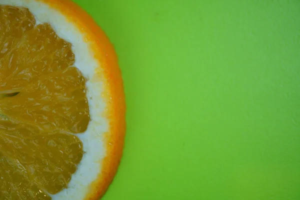 신선한 슬라이스 오렌지와 녹색 배경에 — 스톡 사진
