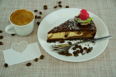 Beyaz arka planda coffe fincan ve isim kartı ile lezzetli çikolatalı kek Parçası