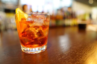 Barda cin, campari ve martini rosso ile Negroni kokteyl . copyspace