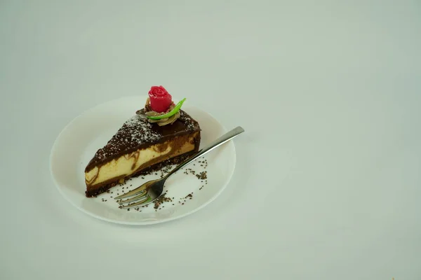 Кусок вкусного шоколадного торта на белом фоне — стоковое фото