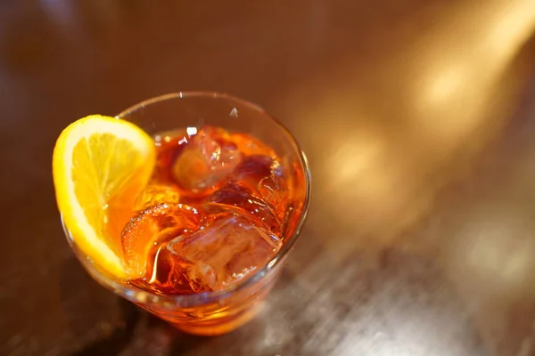 Negroni cocktail met gin, Campari en Martini Rosso aan de bar. copyspace — Stockfoto