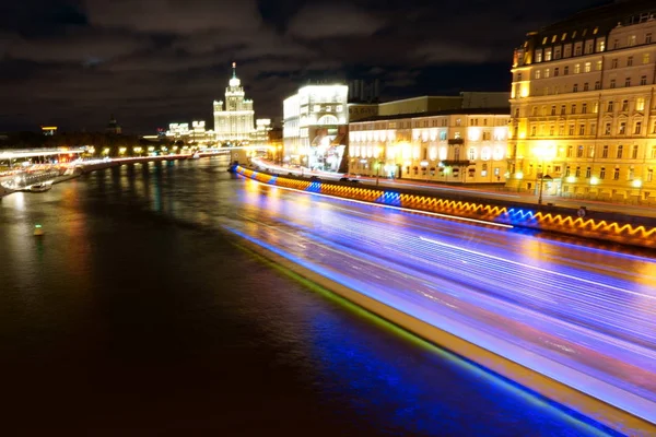 Moskiewska rzeka nocą, światła miejskie. długi strzał ekspozycji — Zdjęcie stockowe