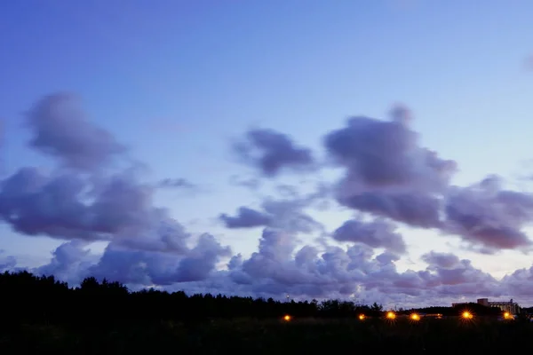 황혼에 구름이 덮인 화려 한 하늘 — 스톡 사진