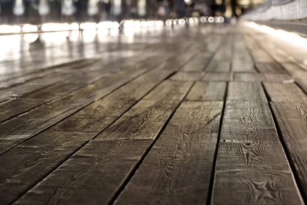 Primer plano del puente de madera deformada sobre el río con luz. antecedentes — Foto de Stock