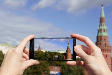 Moskova'nın en ünlü binaları elleriyle akıllı telefon görünümü