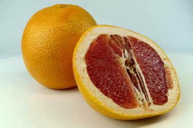 Greyfurt beyaz arka plan yakın izole greyfurt dilimi ile.