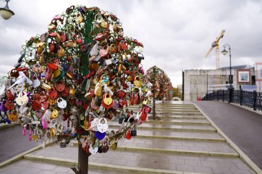 Aşk ağacı. Birbirinin sevdiği insanlardan binlerce asma kilit.