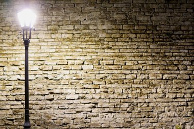 Eski tarz fenerli eski taş duvar dokusu. Gece çekimi