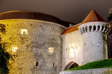Tallinn, geceleri ortaçağ savunma kuleleri