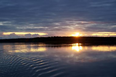 Baltık Denizi üzerindeki büyüleyici bulutlar, Finlandiya, Raasepori, Tammisari, Ekenas 'ta gün doğumu görüntüleri
