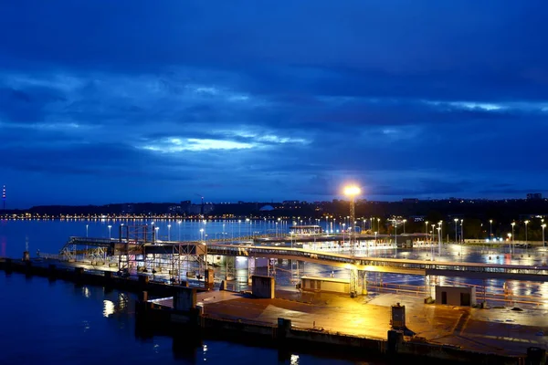 Морской порт Таллинна, ранним утром. Длительное фото — стоковое фото