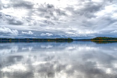 Denizin üzerindeki güzel bulutlar. Finlandiya, Tammisari. Arkaplan, duvar kağıtları, kartpostallar ve daha fazlası olarak kullanılabilir ...