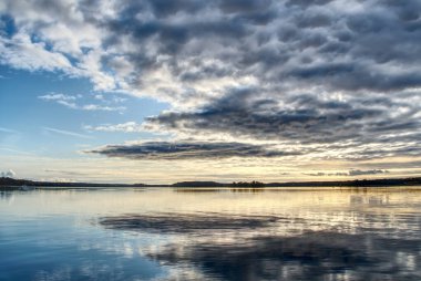 Denizin üzerindeki güzel bulutlar. Finlandiya, Tammisari. Arkaplan, duvar kağıtları, kartpostallar ve daha fazlası olarak kullanılabilir ...
