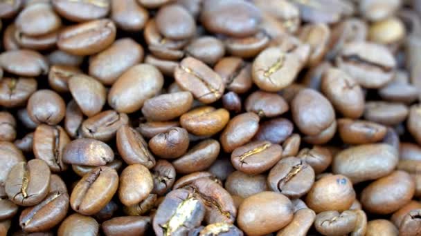 Nahaufnahme geröstete Kaffeebohnen in Zeitlupe 4k — Stockvideo