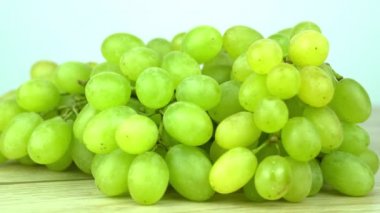 Yeşil üzüm yavaş çekimde dönüyor. 4k, beyaz üzerinde izole edilmiş.